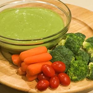 Dunkin Dip with broccoli, carrots and tomatoes