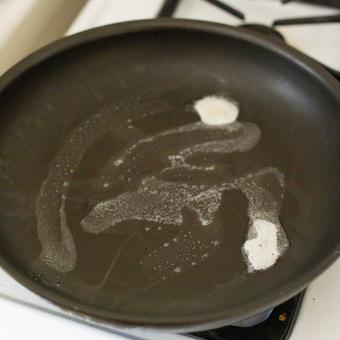 Spray skillet