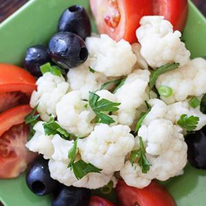 Cauliflower salad with tomatoes and olives