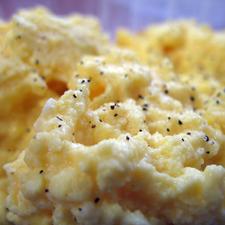 Photo of scrambled eggs with black pepper